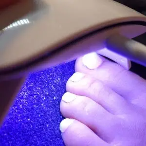 Kinnita-kleebised-UV-lambi-all-60-sekundit.-Viili-lõpuks-viimase-kuju-andmiseks-ja-valmis!